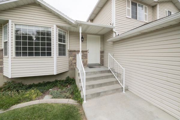 Cost of White Vinyl Siding Replacement in South Zanesville
